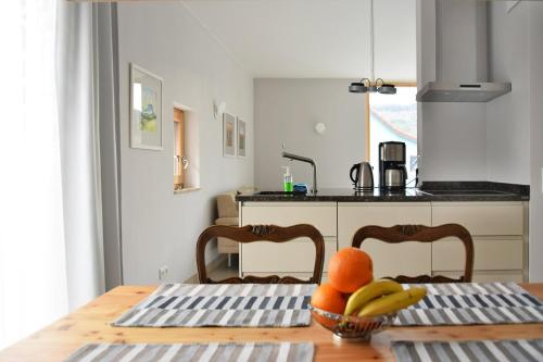 eine Küche mit einem Tisch und einer Obstschale darauf in der Unterkunft Ferienwohnung Elbe in Kurort Gohrisch