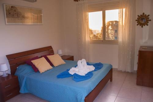 A bed or beds in a room at Ifestos Kings Resort Appartment