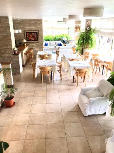 a restaurant with tables and chairs in a room at Hotel Europa in Ostende