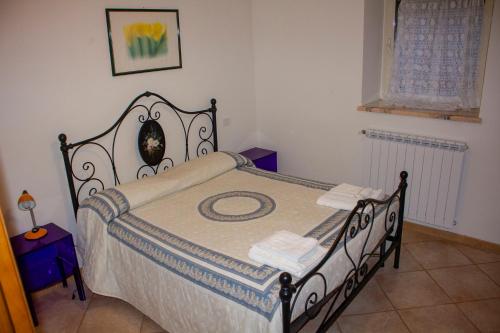 um quarto com uma cama com uma moldura preta em Villa Giulia em Avezzano