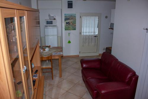 uma sala de estar com um sofá e uma mesa em Villa Giulia em Avezzano