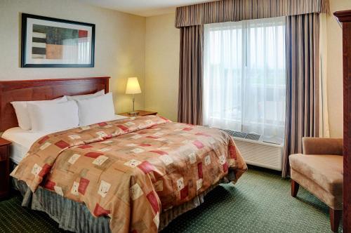 Кровать или кровати в номере Lakeview Inns & Suites - Slave Lake
