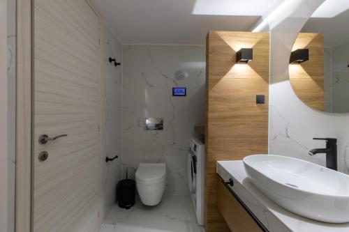 Et badeværelse på Volos Center Luxury Home