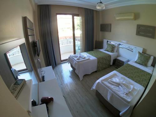 A bed or beds in a room at Bellamaritimo Hotel