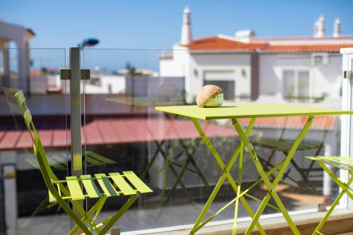 a table and two chairs on a balcony with a table and a table at Sleepyfig in Sagres