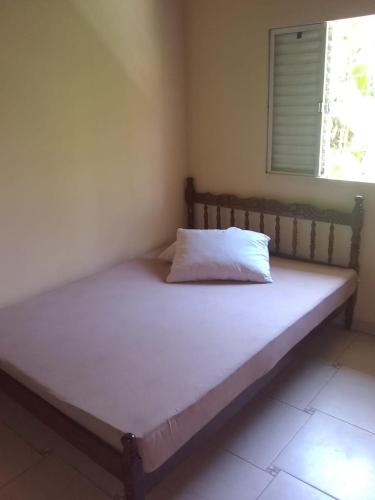 ein großes Bett in einem Zimmer mit in der Unterkunft casa de dois quartos para até 6 pessoas in Ubatuba