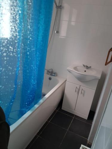 BEAUTIFUL 4 BED Home- Near Reading W Station, Reading, Marea Britanie