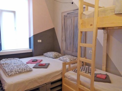 um quarto com um beliche e uma escada em Cloud 9 Living em Bucareste