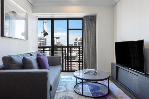 TV a/nebo společenská místnost v ubytování Avani Metropolis Auckland Residences