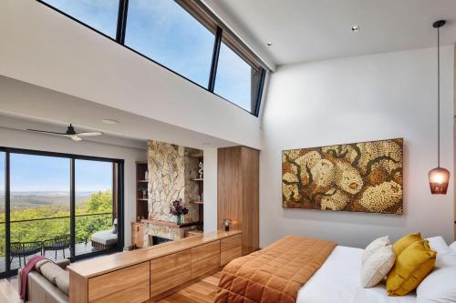 una camera con un letto e una grande finestra di Sequoia Lodge a Crafers