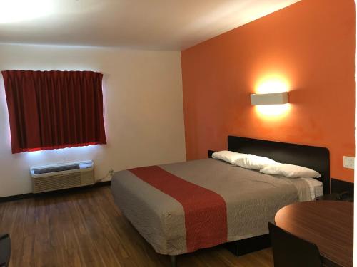 a hotel room with a bed and a window at Motel 6-Woodway, TX in Woodway