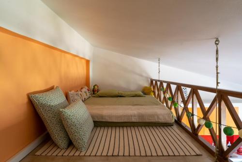 Schlafzimmer mit einem Bett auf einem Balkon in der Unterkunft Modern Villas with gardens and stunning views in Ligaria