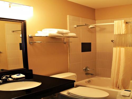 Ett badrum på Cityview Inn & Suites Downtown /RiverCenter Area