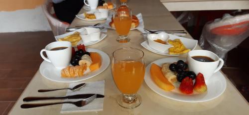 una mesa cubierta con platos de comida y bebida para el desayuno en Amazon Lodge Harpy, en Parque Nacional Yasuní