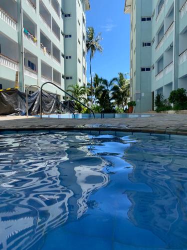 una piscina vacía frente a un edificio en Elegant Studio Bamburi Beach, en Mombasa