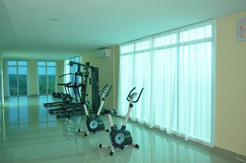 a row of exercise bikes in a gym at Residences Sommet Port Salut in Port-Salut