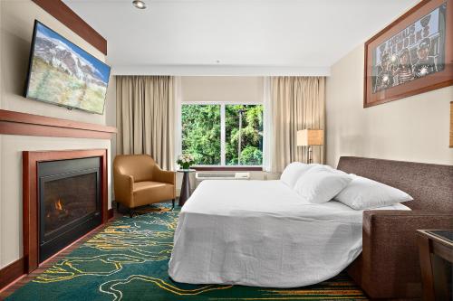 a hotel room with a bed and a fireplace at Lucky Eagle Casino & Hotel (Washington) in Rochester