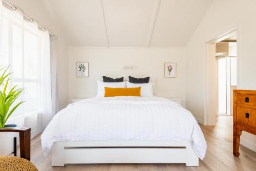 Ein Bett oder Betten in einem Zimmer der Unterkunft Spacious, Breezy Studio Apartment, Moments from Downtown and Beach