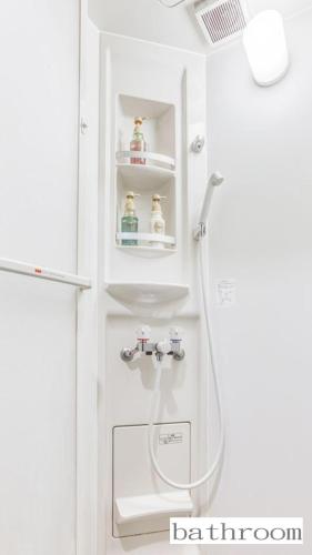 a bathroom with a sink and a shower at 足代サクラハウス一軒家 Sakura House Guest House WIFI付き Fuse Tsuruhashi 難波直通 最大8名 in Osaka