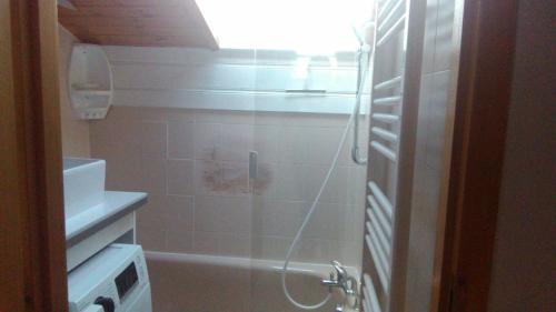 une salle de bain avec une douche avec une porte vitrée dans l'établissement St Gervais, Home With A View Dble Bedroom Child Bed Pkg Central quiet venue, à Saint-Gervais-les-Bains