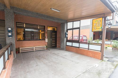une porte d'entrée d'un bâtiment en briques avec un restaurant dans l'établissement FDBK Homestay, à Dongshan