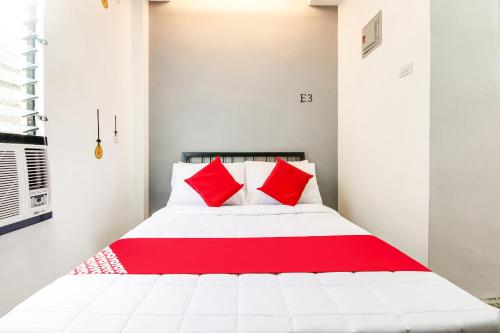 Un pat sau paturi într-o cameră la Super OYO 495 The Pocket Hotel