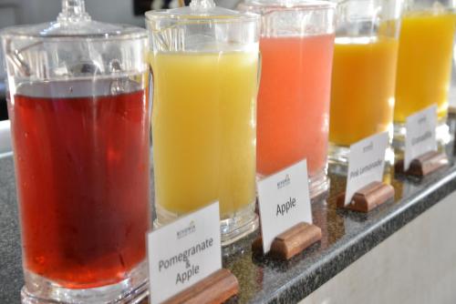 约翰内斯堡Rivonia Premier Lodge的柜台上一排不同种类的饮料