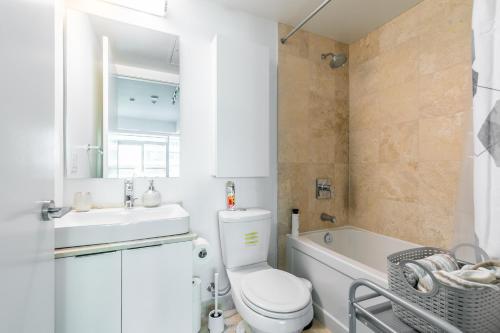 y baño con aseo, lavabo y bañera. en GLOBALSTAY Gorgeous Downtown Apartment, en Toronto