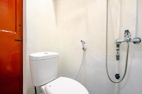 La salle de bains est pourvue d'une douche et de toilettes. dans l'établissement SUPER OYO 1788 House 24, à Yogyakarta