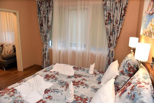 1 dormitorio con cama y ventana en City apartments en Varna