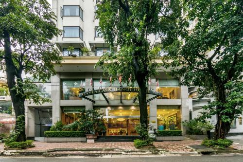 ハノイにあるラ カーサ ハノイ ホテルの木の前の建物の前
