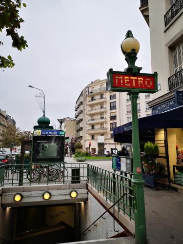 Studio bien placé pour visiter Paris في فينسين: لوحة على الشارع مع تلفزيون على عمود