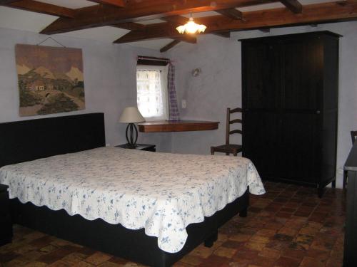 Giường trong phòng chung tại Gîte de caractère au pied du Mont Ventoux avec piscine couverte