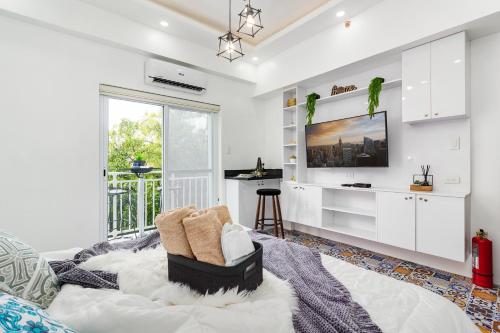 Televisyen dan/atau pusat hiburan di FRESIA by J&J Homes At Amani Grand Resort Residences Near Airport