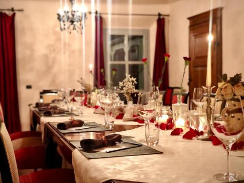 a long table with white table cloths and wine glasses at Villa Liverzano in Brisighella