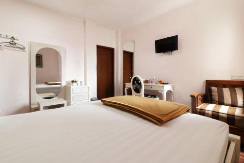 Postel nebo postele na pokoji v ubytování Jayagiri Guesthouse By Belgareti