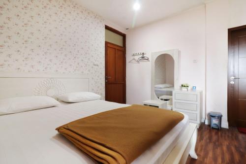 Postel nebo postele na pokoji v ubytování Jayagiri Guesthouse By Belgareti