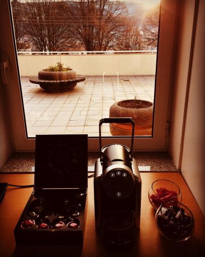 una licuadora sentada en un mostrador frente a una ventana en Hotel Europa, en Vila Pouca de Aguiar