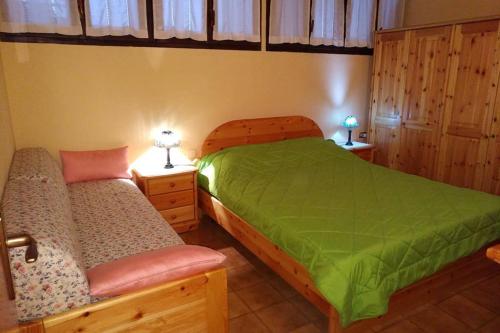 een slaapkamer met 2 bedden en 2 nachtkastjes bij Ski chalet Cervinia MARTINO e Bassi in Breuil-Cervinia