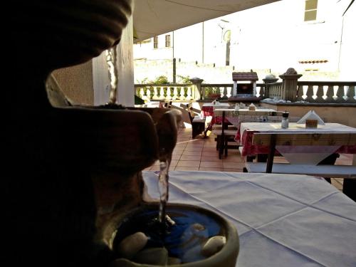 Un restaurante u otro lugar para comer en B&B Vico Vacanze