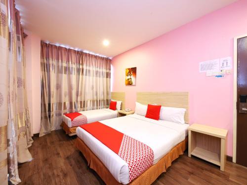 Habitación de hotel con 2 camas y ventana en Super OYO 156 YP Boutique Hotel, en Petaling Jaya