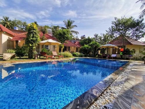 - l'image d'une piscine dans une villa dans l'établissement Sun & Wind Paradise Bungalow, à Duong Dong
