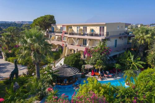 een luchtzicht op een resort met een zwembad bij Hotel Kalithea in Kallithea Rhodes