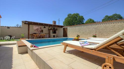 Charming villa Eleonora with pool near Pula