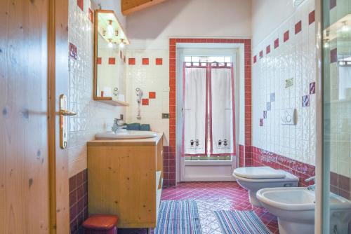 La salle de bains est pourvue d'un lavabo et de toilettes. dans l'établissement Appartamento Maura, à Pozza di Fassa