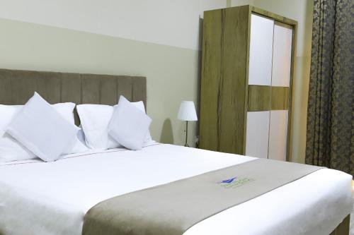 Un pat sau paturi într-o cameră la Sama Sohar Hotel Apartments - سما صحار للشقق الفندقية
