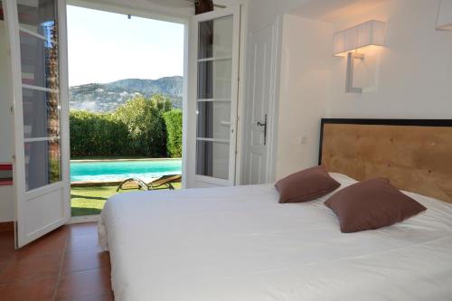 Кровать или кровати в номере Lagrange Vacances - Le Domaine de l'Eilen