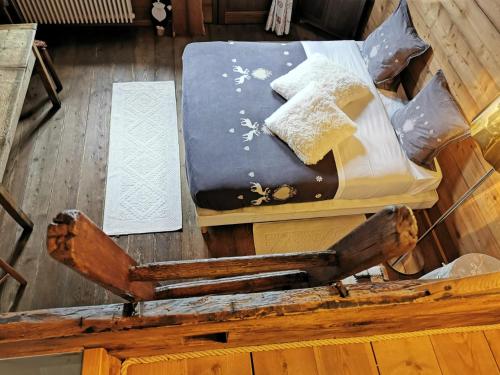 an old wooden chair sitting in a room with books at Maison Le Cler in Valtournenche