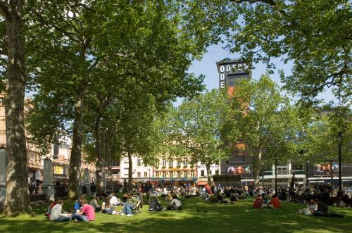 
a park filled with lots of people and trees at Zedwell Piccadilly in London
