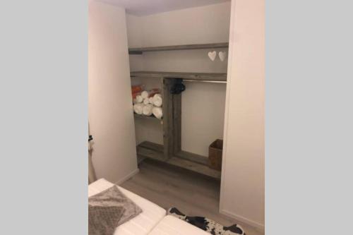 een kamer met een kast met een bank erin bij Skichalet Cervinia Martino e BASSI in Breuil-Cervinia